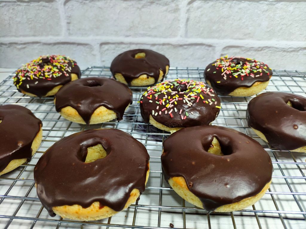 Donuts veganos al horno con cobertura de chocolate
