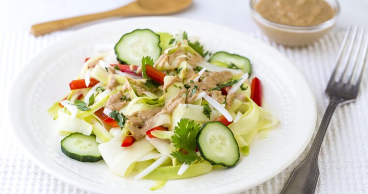 Ensalada de calabacín con salsa de cacahuete