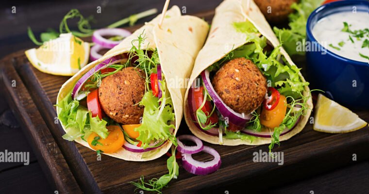 Envolturas de falafel con ensalada y tsatsiki vegano