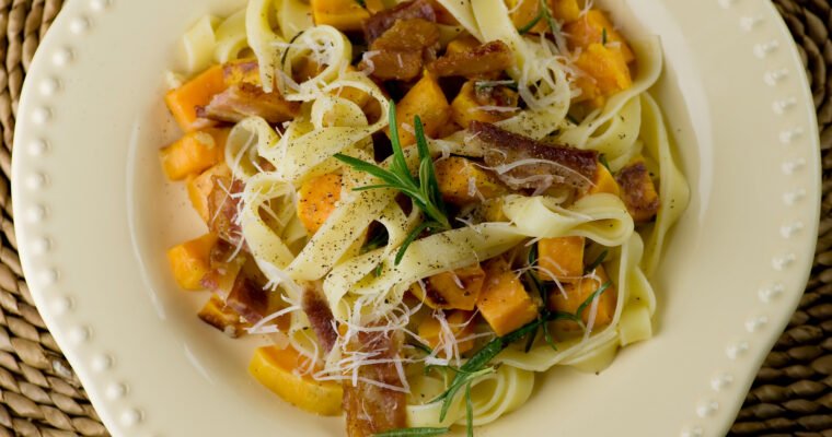 Pasta con «bacon» vegano de boniato