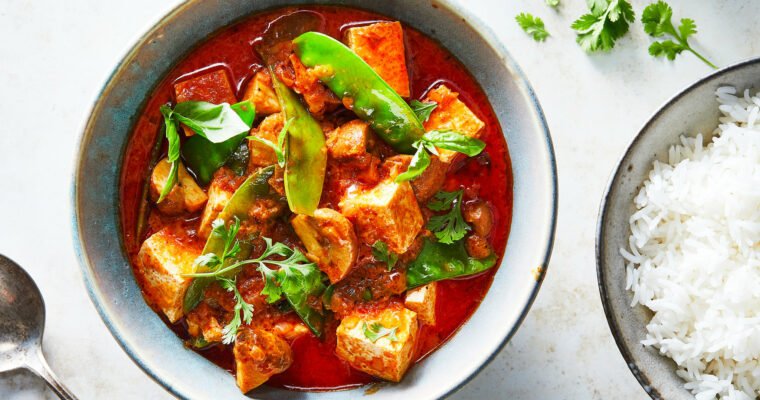 Cuenco de curry tailandés rojo con tofu