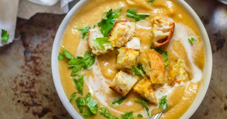 Sopa de calabaza moscada con lentejas rojas y picatostes de curry