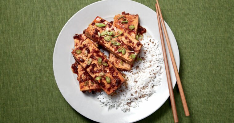 Crujientes filetes de tofu con salsa de cebolla caramelizada