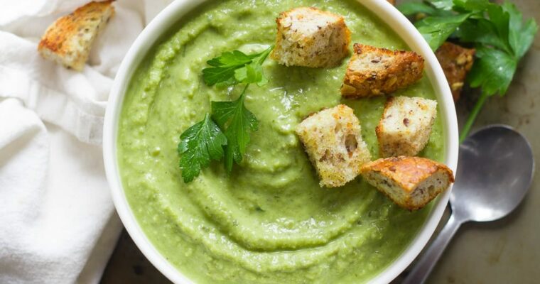 Sopa de guisantes frescos con hierbas y picatostes