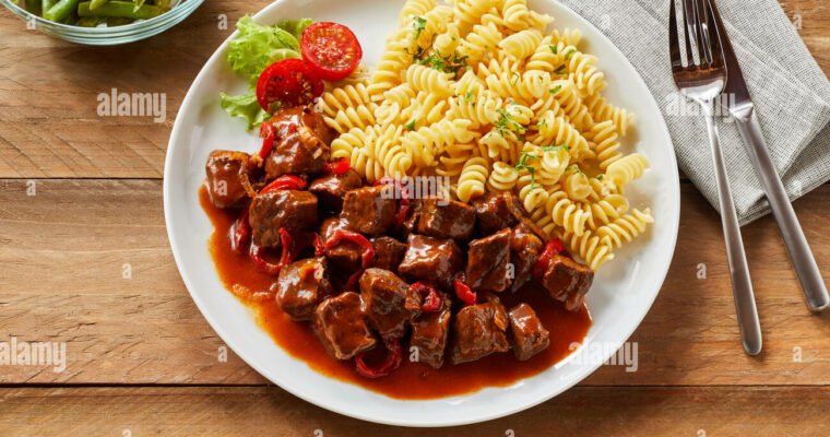 Goulash vegano con fideos y ensalada