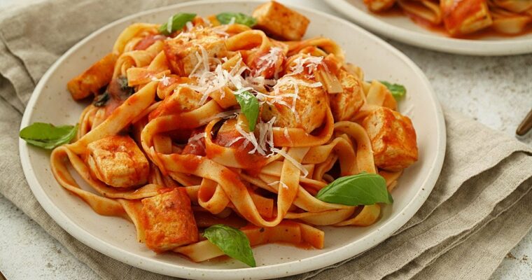 Pasta con salsa de tomate y bocaditos crujientes de tofu