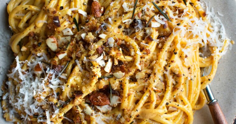 Pasta de calabaza con huevo y queso