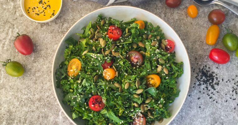 Ensalada de col rizada simple con aderezo de tahini de cúrcuma