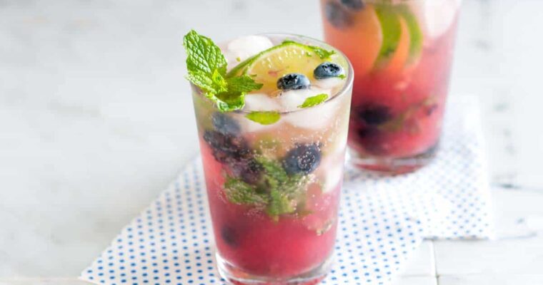 ponche de mojito de arándanos espumoso