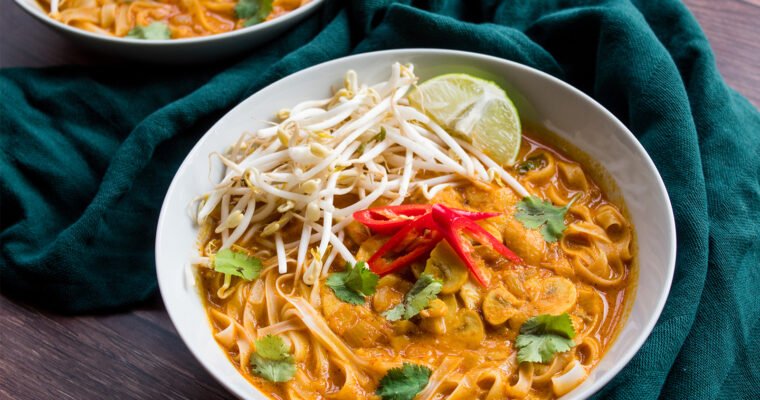 Sopa thai de curry y coco con fideos y tofu aderezado