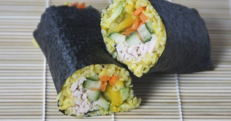 Rollitos veganos de tortilla con algas rellenos de arroz y verduras
