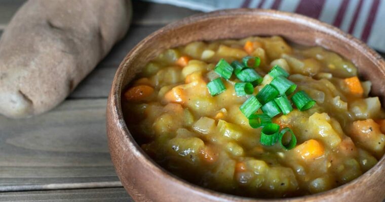 Sopa de papa vegana con chiles verdes