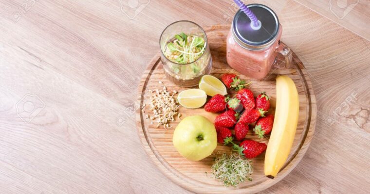 Batido desintoxicante de plátano y bayas vegano