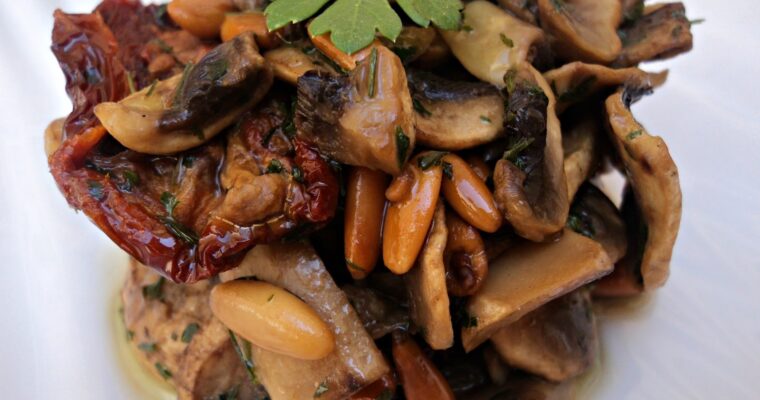 champiñones y tomates secos