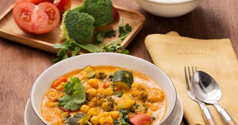 Curry Hamburguesas de garbanzos con ensalada de repollo con coco