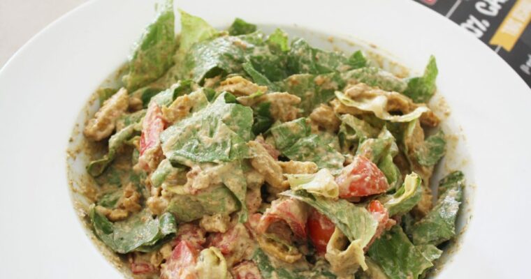 Ensalada vegana de pollo con pepinillos