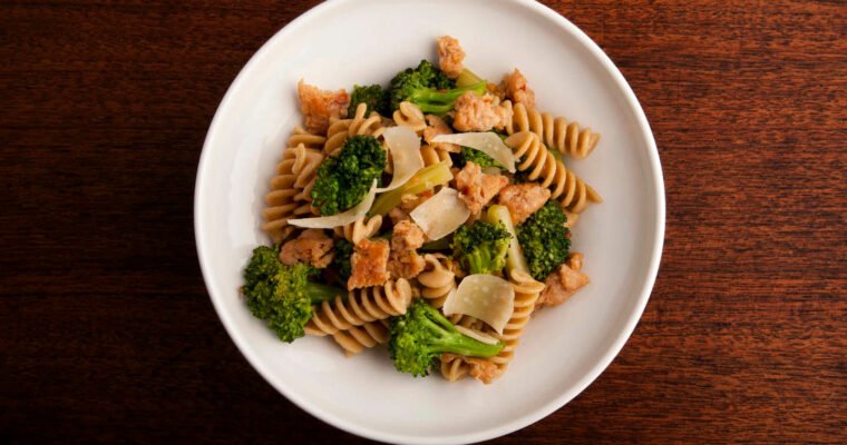 Pasta al pesto de salchicha vegana con brócoli
