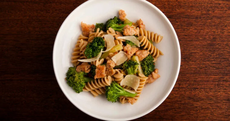 Pasta al pesto de salchicha vegana con brócoli