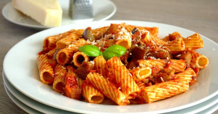 Pasta con salsa de tomate y berenjena
