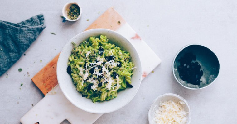 Pasta de col rizada con salsa de crema de girasol