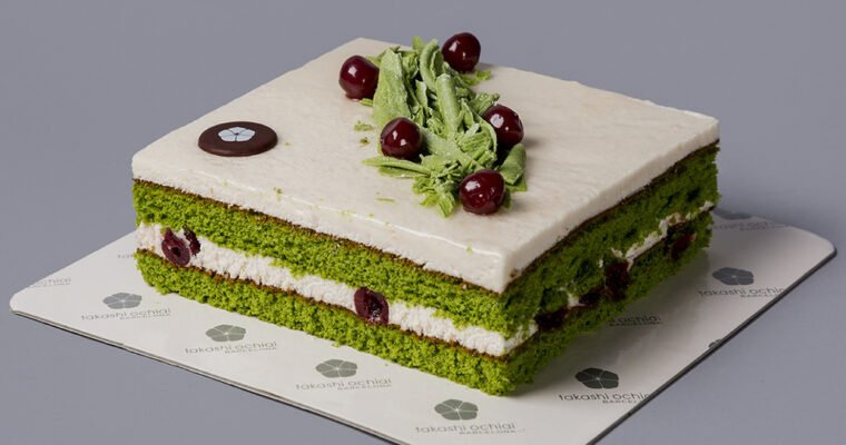 Pastel de matcha con glaseado de crema de mantequilla de limón