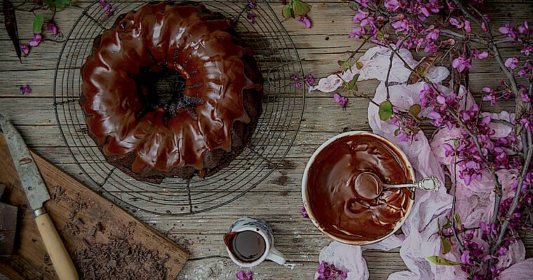Pastel vegano de chocolate y aguacate con glaseado de chocolate